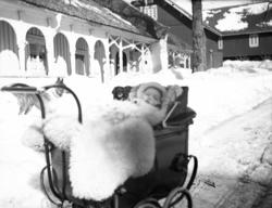 Fotoarkivet etter Gunnar Knudsen. Borgestad gård. Barn i bar