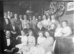 Fotoarkivet etter Gunnar Knudsen. Gruppebilde tatt innendørs