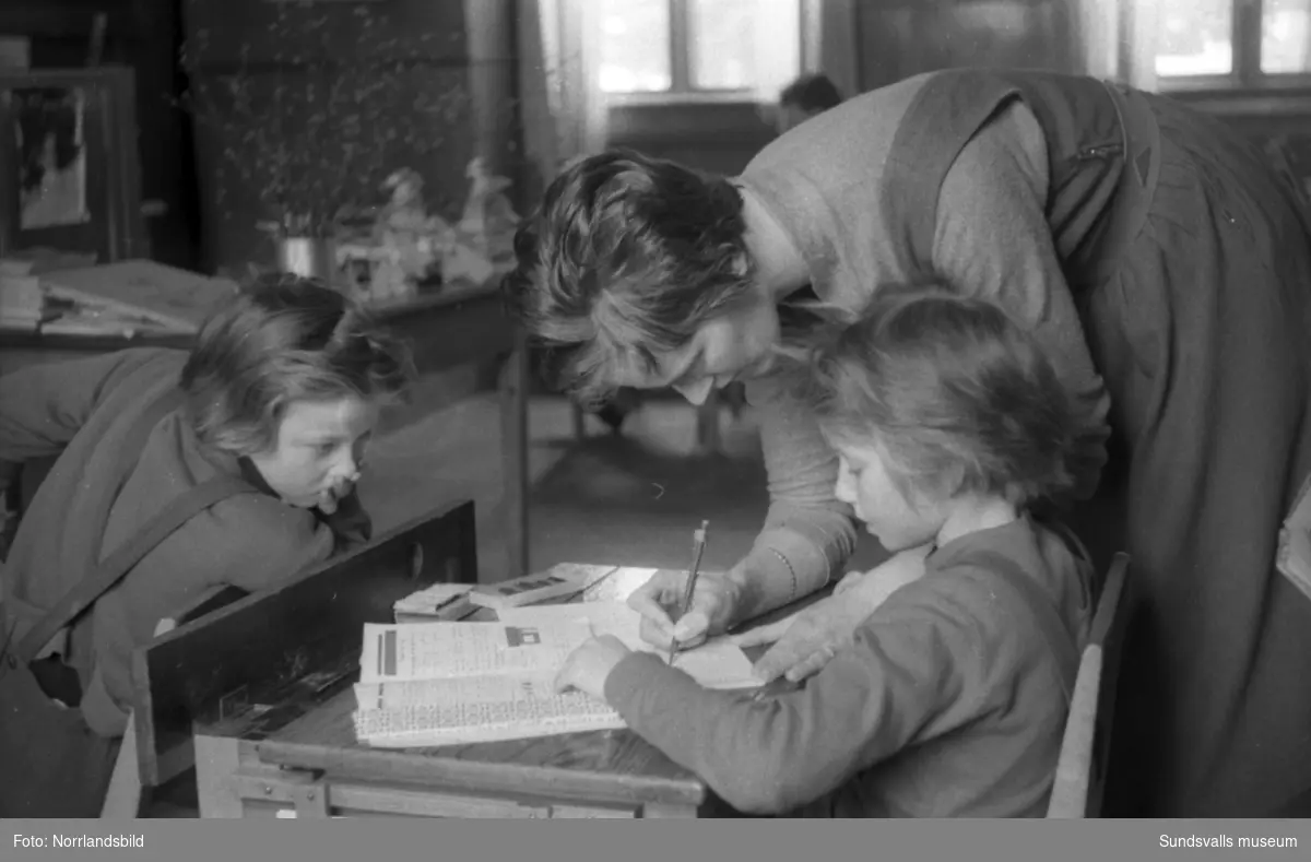 En serie bilder från Ulvsjöns skola i Stöde 1959. Reportagebilder om en klass på åtta elever som går i den lilla skolan.
