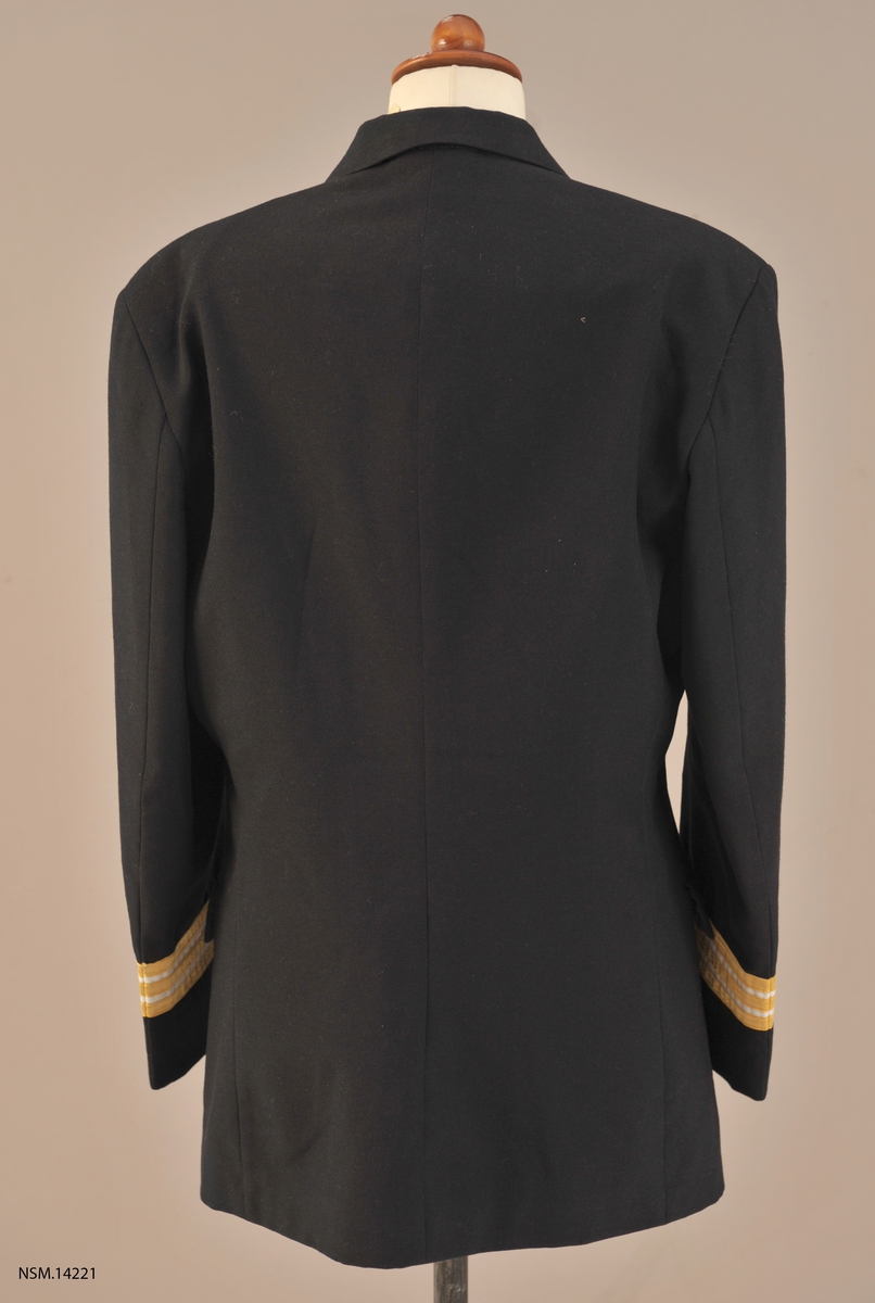 Sort dobbeltspent uniformsjakke med tre enkle gullstriper. Gullknapper med RVL-emblem.