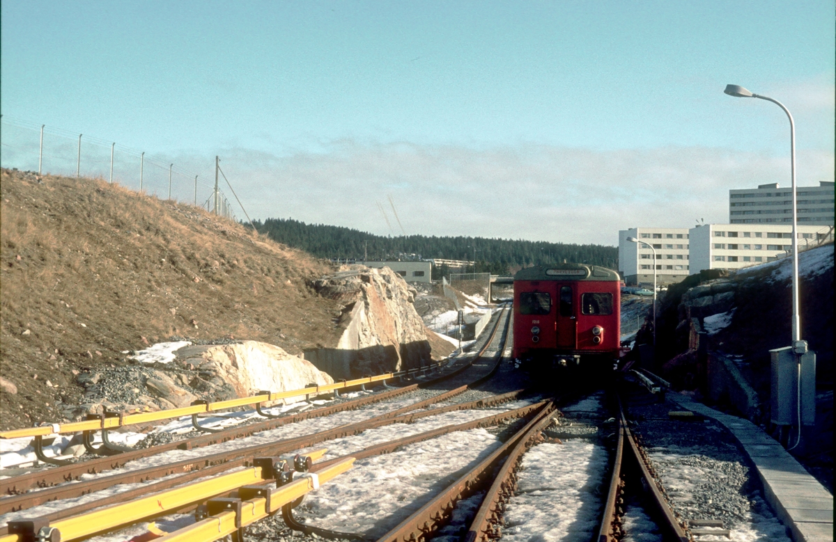 Ekstratog på Rommen T-banestasjon for Lokaltrafikkhistorisk forening, før den offisielle åpningen.