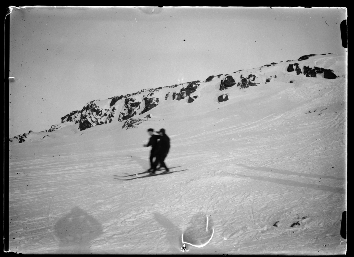 Vinter i Vardø. To personer renner på ski.