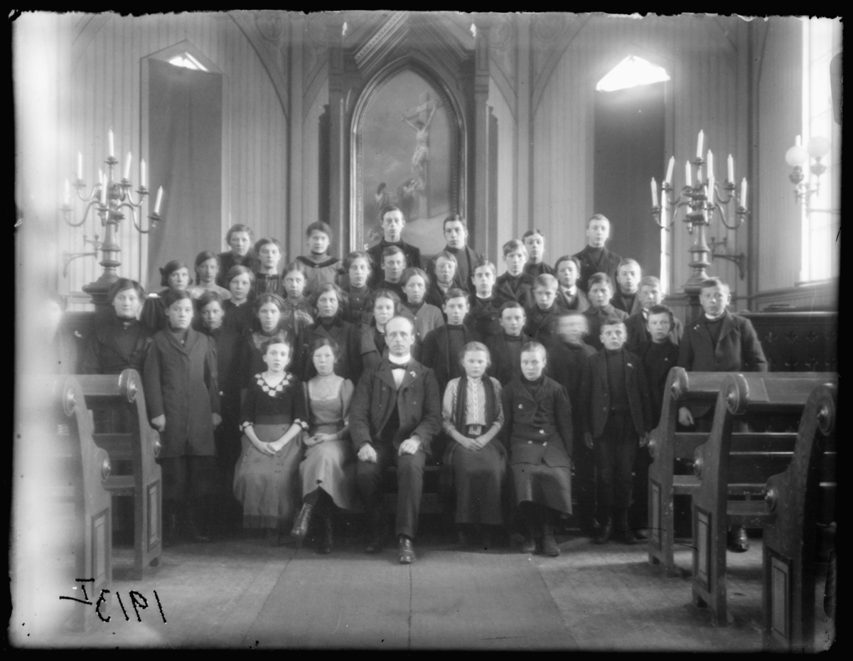 Konfirmanter i Vardø kirke 1913. Fotografert inne i Vardø kirke.