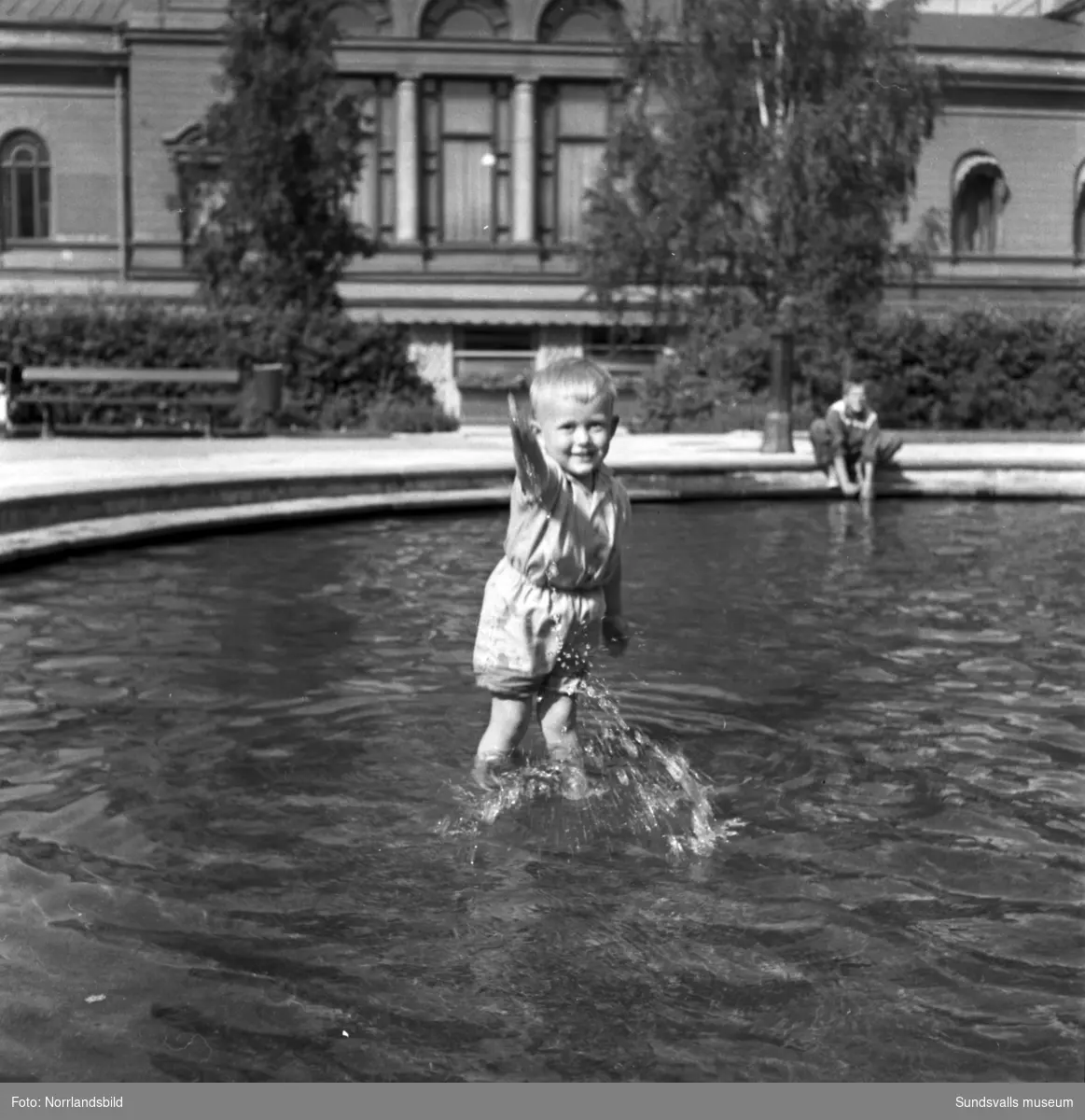 Vattenlek för barnen en varm sommardag 1954 i parken Hedern, i centrala Sundsvall.