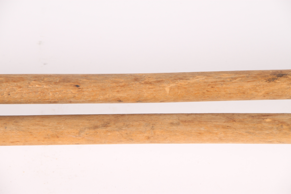 Skistaver i tre med bambustrinse og lærhåndtak. 
Trinsen har enkel kryssrem festet med stift i bambusen, og to nagler gjennom lærremmene. Remmene er festet med nagle gjennom staven. 
Fra trinsefestet og ned til spissen, er staven dekket av en messinghylse med rett spiss.
