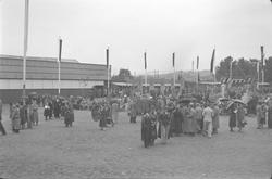 Jubileumsutstillingen i Levanger 1936 - besøkende i regnvære