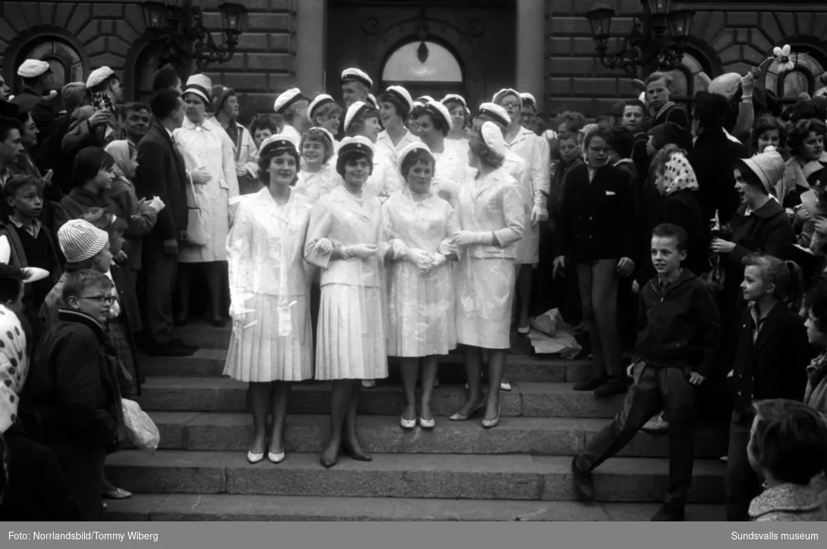 Studentexamen i Sundsvall 1961. En stor serie bilder på glada studenter.