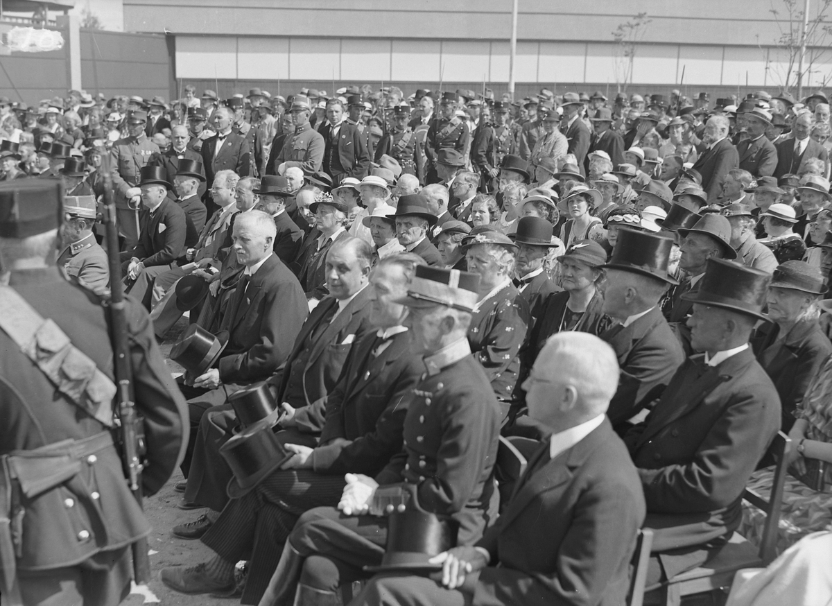 Jubileumsutstillingen i Levanger 1936 - prominente gjester og militære i forkant