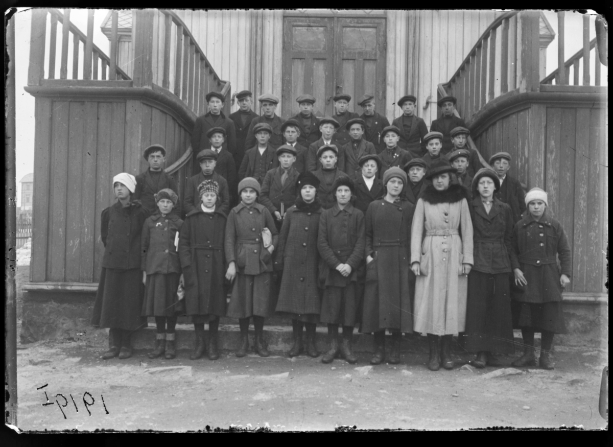 Konfirmanter fotografert på kirketrappa, Vardø 1919