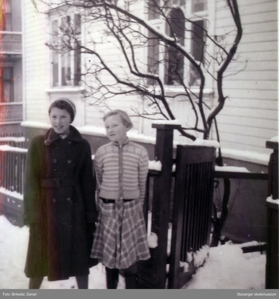 Kong Carls gate. To gode venner og naboer Anne Lise Birkedal og Grete Nilsen. 1953
