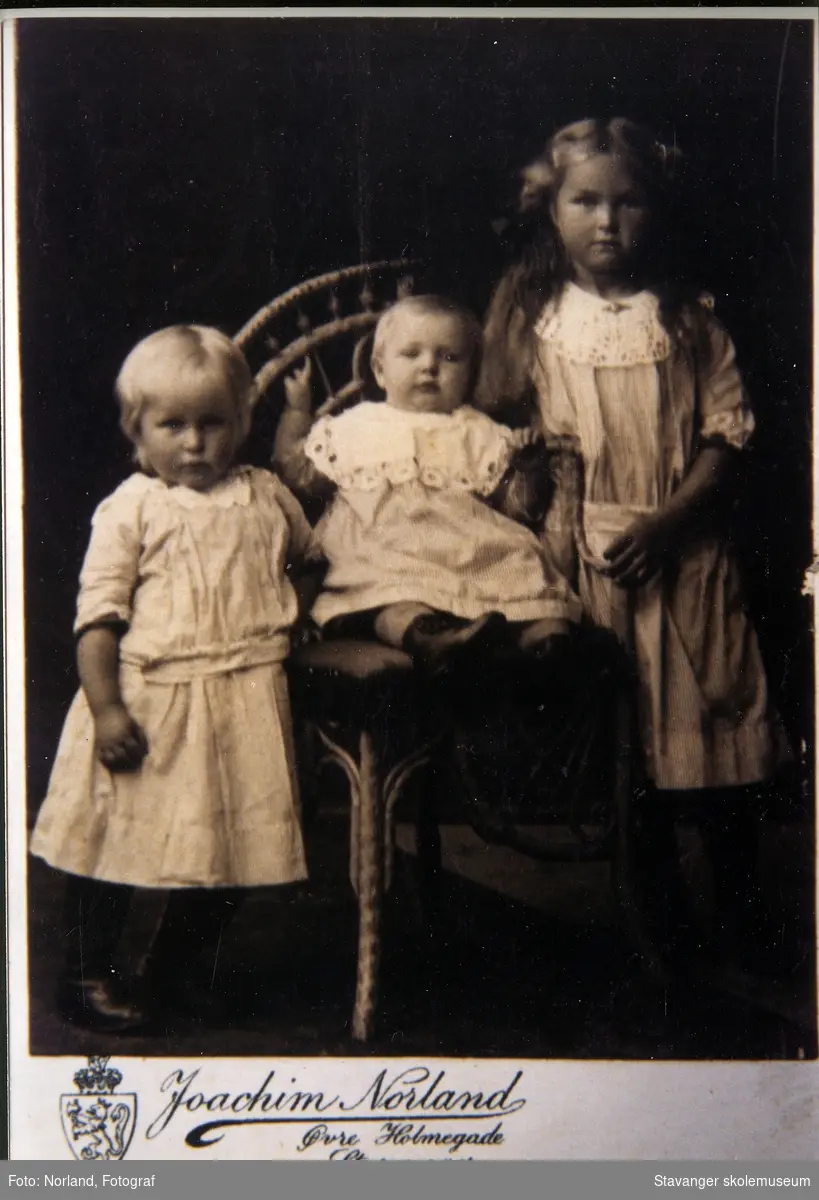 Søskenportrett. Barn av Oleane og Knut Birkedal. Innflyttere til byen fra Byrkjedal i  Gjesdal. Oleane fra Gilja. De bygget hus på Storhaug Haukeligate 76 og fikk åtte barn. De tre eldste barna er Kristine Årtun, Klara Meling, Gesine Frøyland. 1910.