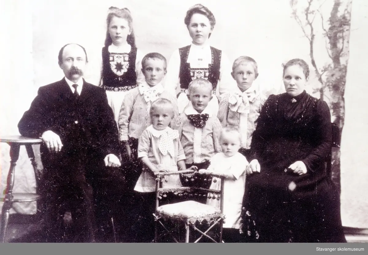 Familien Petter B og Olava (f. Lende) Herigstad.