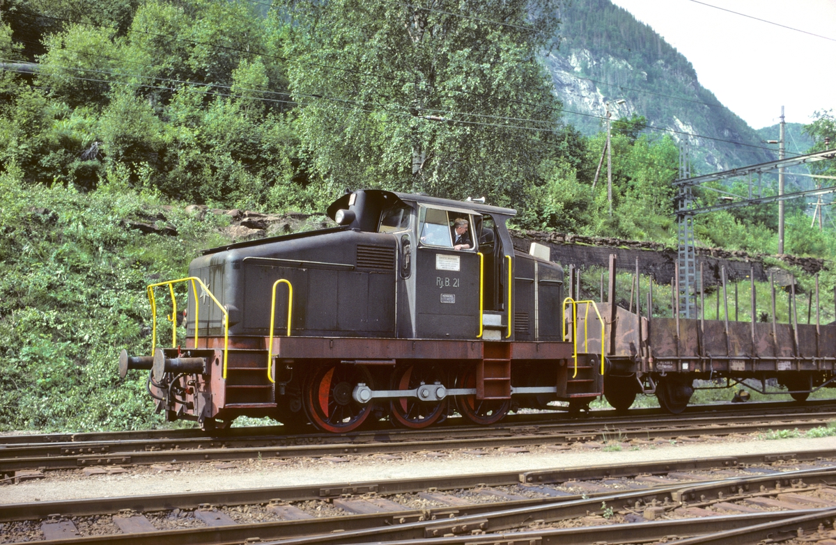 Rjukanbanen. Diesellokomotiv RjB 21 skifter på Rjukan stasjon. Lokomotivfører i arbeid. Norsk Hydro - Norsk Transportaktieselskap, Norsk Transport.