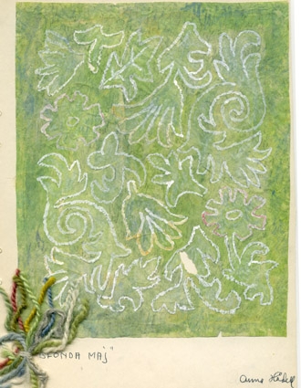 2 st färgskisser, olika färgvarianter till matta med namn BLONDA MAJ. Teknik ej angiven. Olika stiliserade bladformer i konturlinjer. Båda skisserna har garnprover fästa i kanten. Vattenfärgsmålat på papper limmat på kartong. Originalskisser signerade Anna Hådell. 
WLHF-1237:1 - Vita bladkonturer på ljust grön botten + garn.
WLHF-1237:2 - Svarta bladkonturer på ljust blågrön botten + garn.
