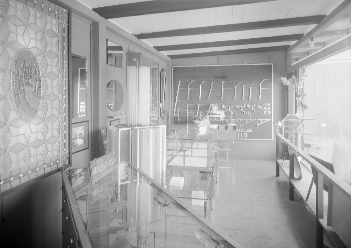 Jubileumsutstillingen i Levanger 1936 - stand med glassprodukter og beslag
