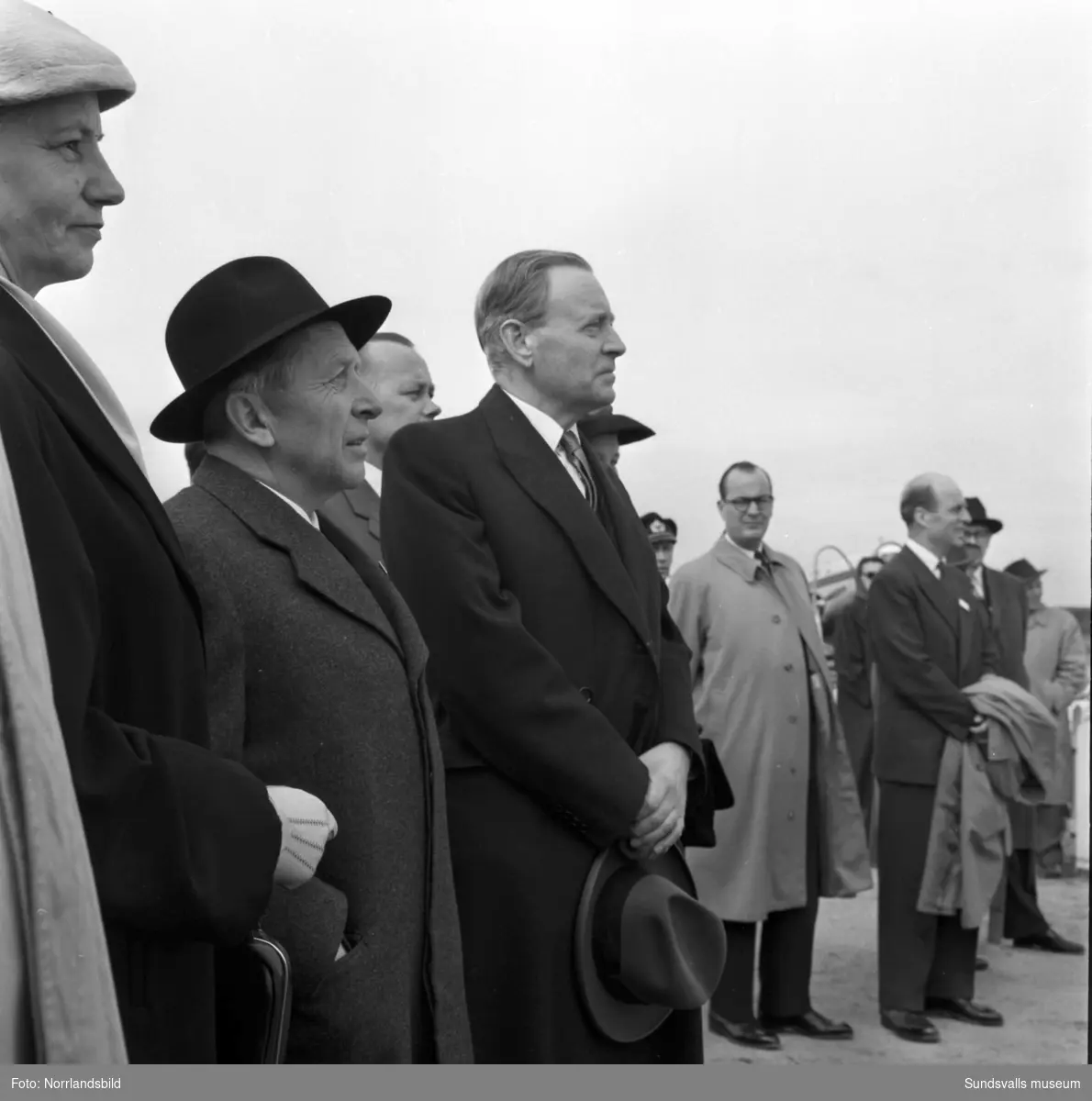 Premiär för Linjeflyg på Midlanda flygplats 1957. Pampig invigning med tal av såväl kommunikationsminister Gösta Skoglund som Linjeflygs direktör Sven Östling inför ett par hundra åskådare. Då var man fortfarande tvungen att åka färja ut till ön, bron kom i slutet av 1959.
