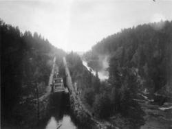 Fotoarkivet etter Gunnar Knudsen. Båt i kanalen.