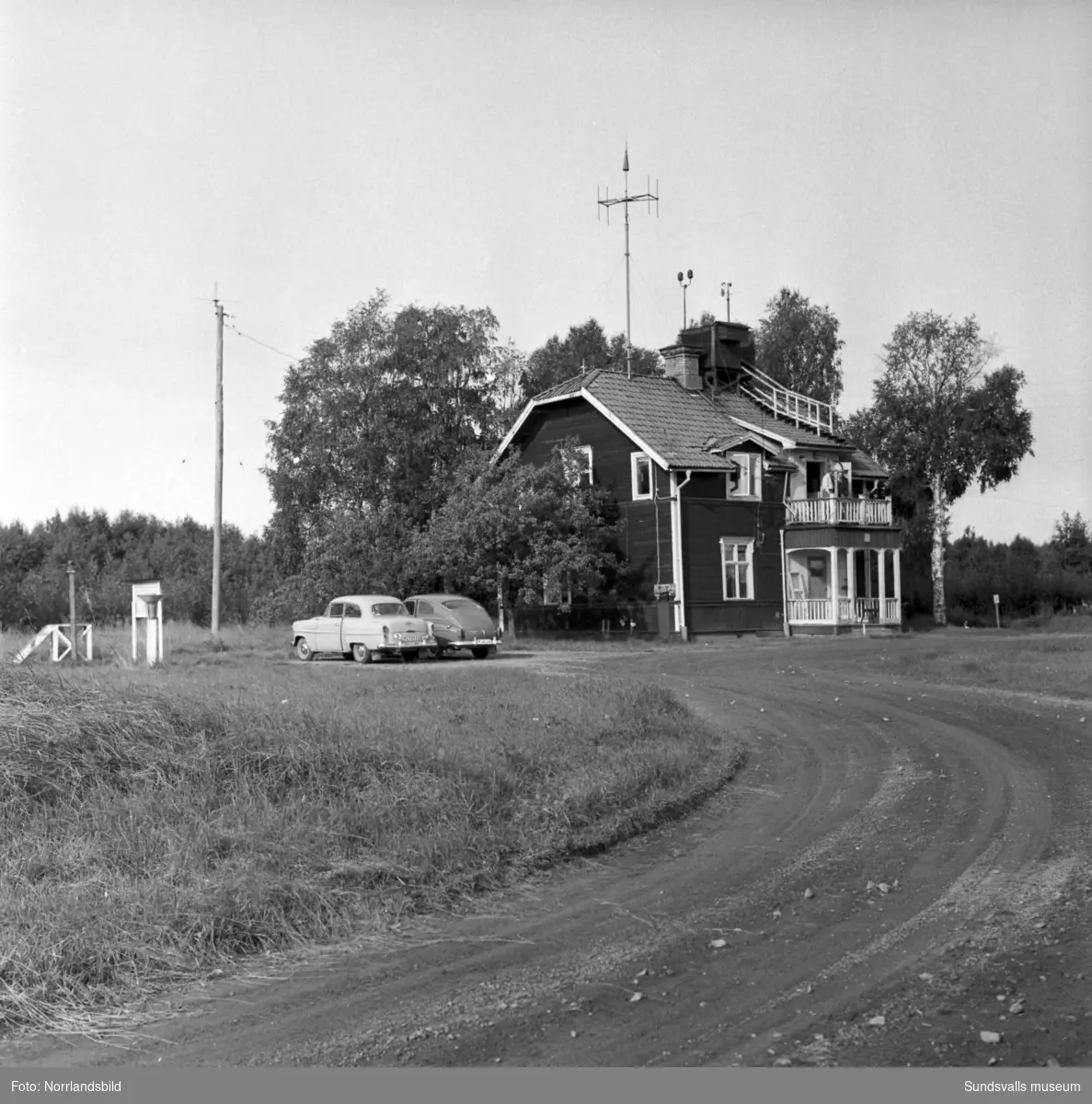 "Villa Tybo" på Skeppsholmen som 1960 inrymde flygtrafikledning och administration vid Midlanda flygplats samt även SMHI:s väderstation.
Som stationsbyggnad användes på den tiden en barack på 10x6 meter. Den nya terminalen stod klar 1961.