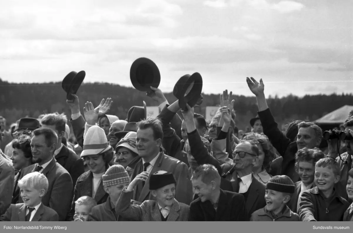 Full aktivitet på Midlandas flygdag. Bland annat publikbilder, raketuppskjutning (!), flyguppvisning, fallskärmshopp och polisryttare.  Här syns också den nybyggda terminalbyggnaden.