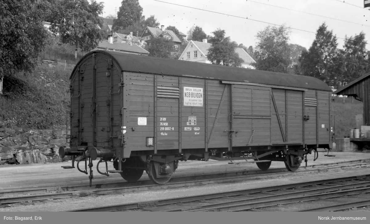 Godsvogn for biltransport litra Hcks nr. 218 0002 på Voss stasjon