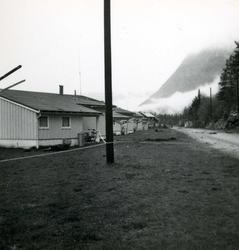 vannkratutbygging, bustadar treft av steinblokker.