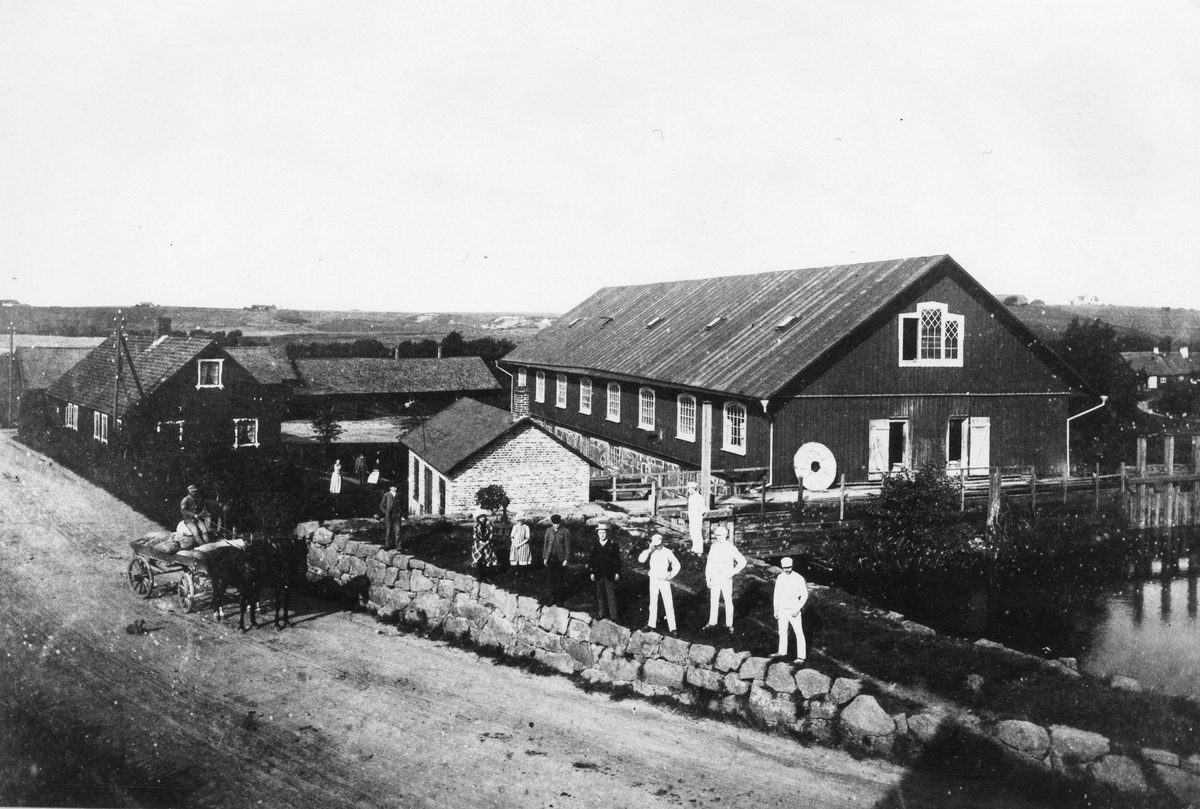 Laholm, Lagaholm. RAÄ 38. Laholms kvarn på 1890-talet. Mjölnare i vitt. Kvarnen belägen på platsen för nuvarande kraftstationen som drivs av Sydkraft.