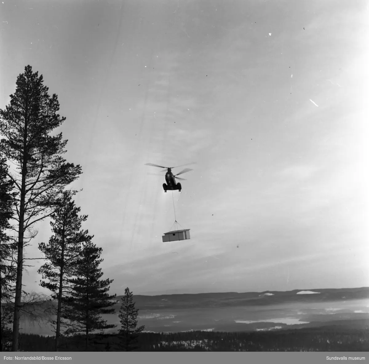 Sportstugelyft med helikopter vid Getberget, Fränsta. Fotograferat för Dagens Nyheter.
