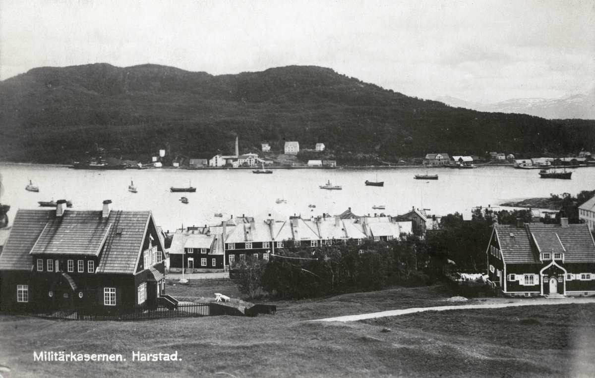 Kasernen i Harstad, med Mercur i bakgrunnen.