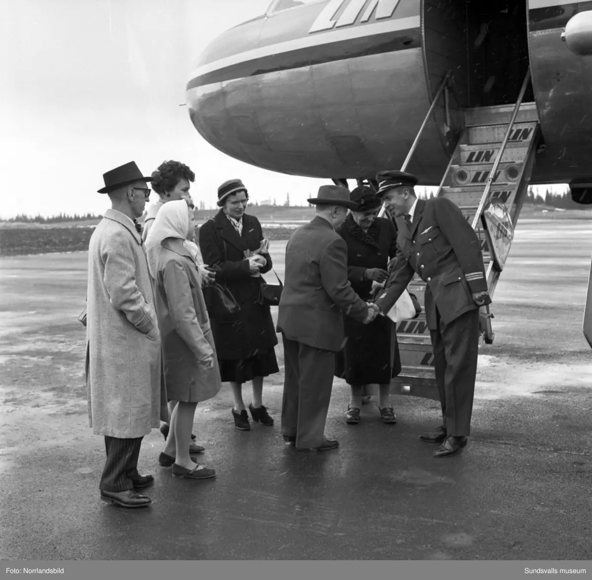Bildserie som dokumenterar ett sällskap som gör en flygresa från Midlanda till Östersund.
