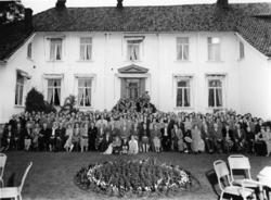Fotoarkivet etter Gunnar Knudsen. Selskap på Borgestad gård.