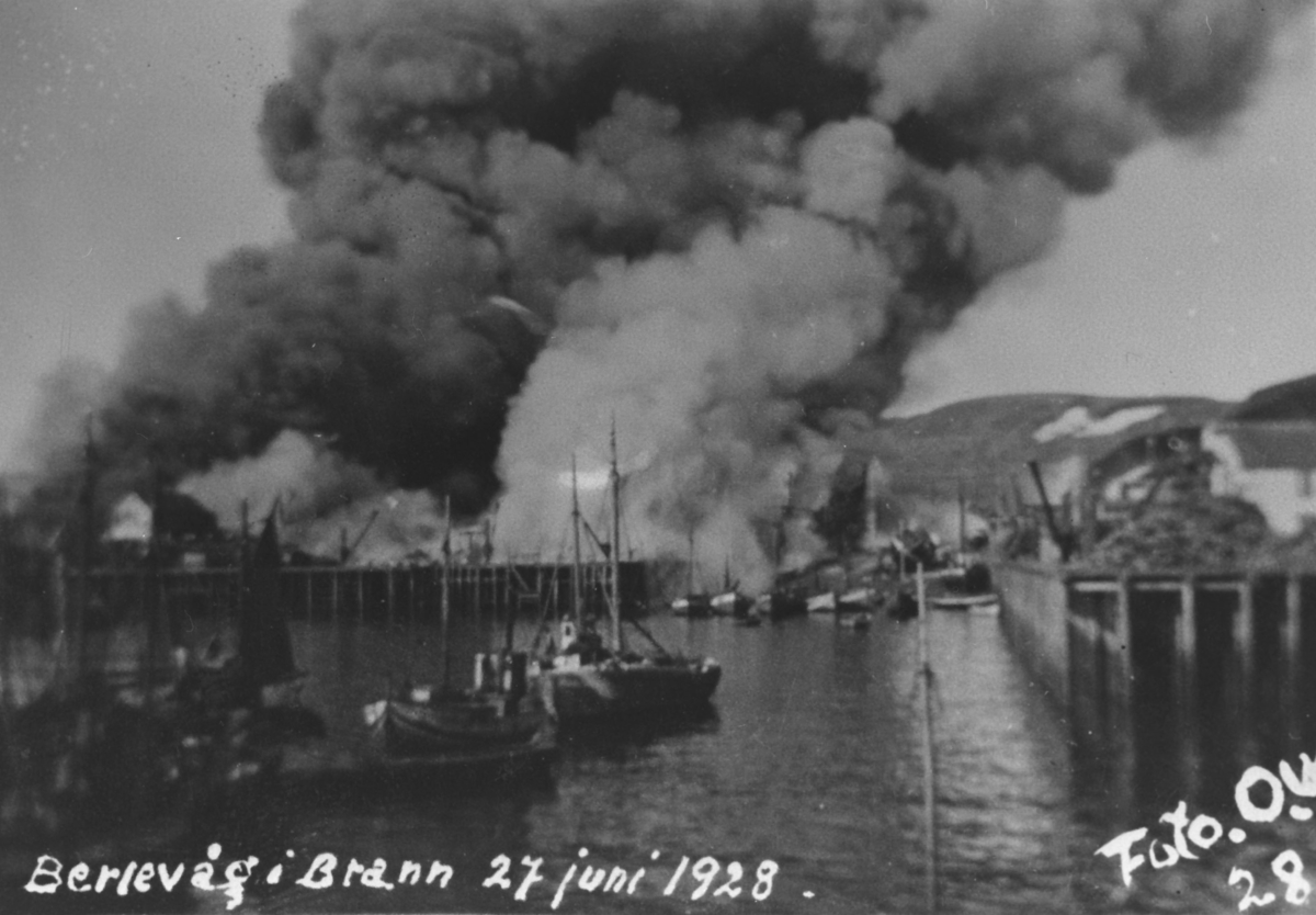 Berlevåg. Kaiene brenner, 27.juni 1928.