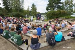 Kokken Daniél Rougé Madsen viser tilberedning av viltretter 