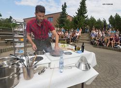 Kokken Daniél Rougé Madsen viser tilberedning av viltretter 