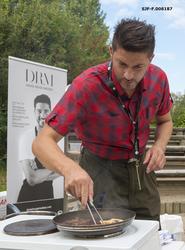 Kokken Daniél Rougé Madsen viser tilberedning av viltretter 