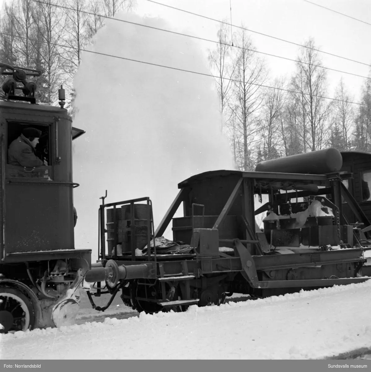Snöröjning på järnvägsstationerna i Söråker och Hussjöby.
