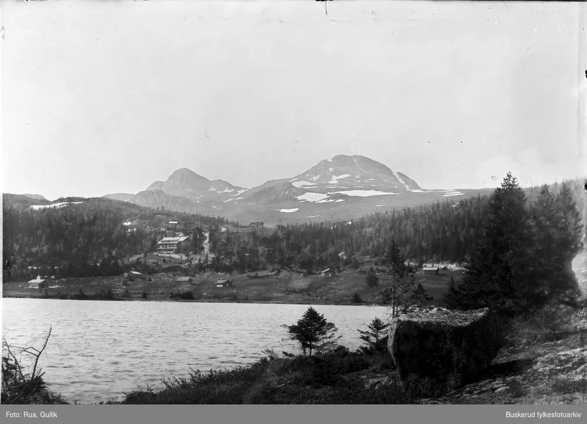 Utsikt over Kovstulheien med setre i bakgrunnen
1897
Midt på bildet er Tuddal høyfjells sanatorie som nå er Tuddal Høyfjellshotell 
Gaustatoppen i bakgrunn
