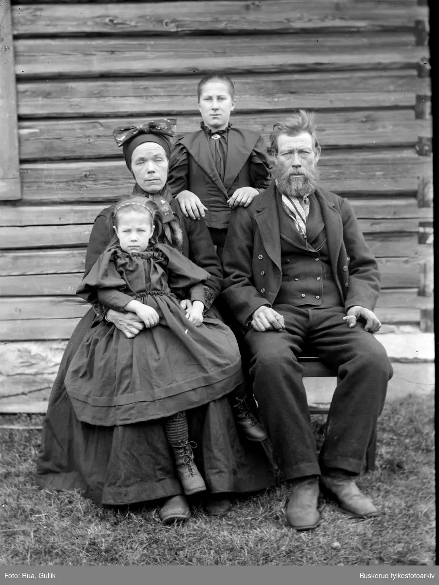 Ole Sigurdsen med familie
Ole Sigurdson(1844-1922) gift med Marit Halvordsdatter fra Flesberg Barn:Anne Marie Sigurdson(1882-1943)
 Karen Elise Sigurdson (1891-1917)