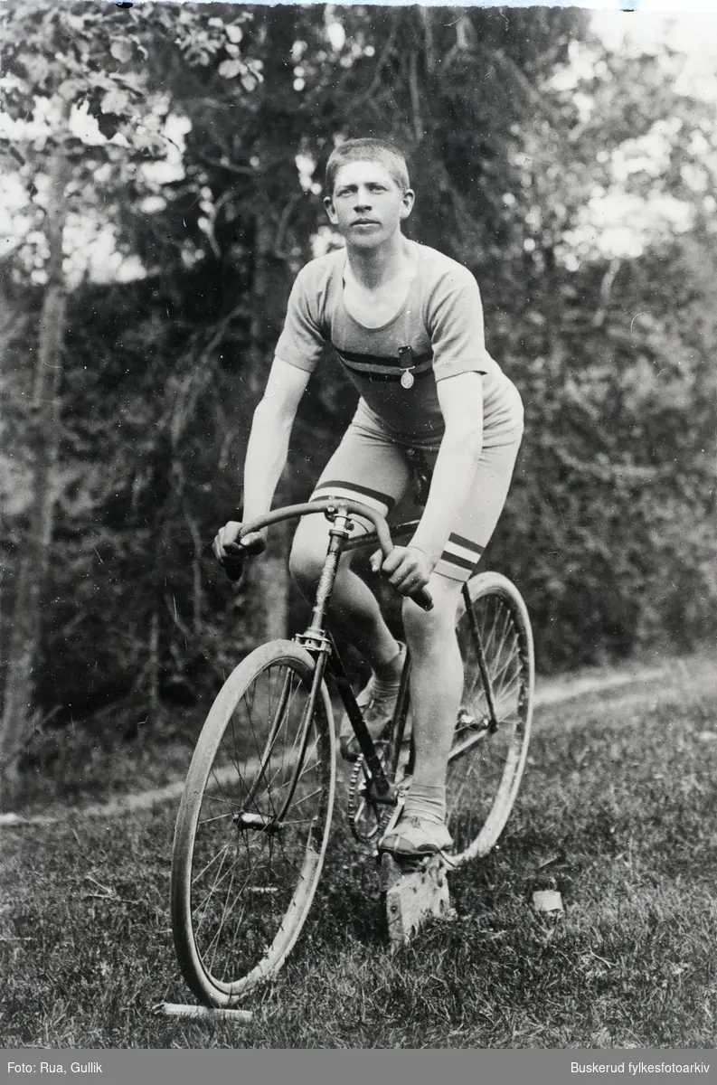 Vognmand Johansen på sykkel
konkuransesykkel, medalje
1902