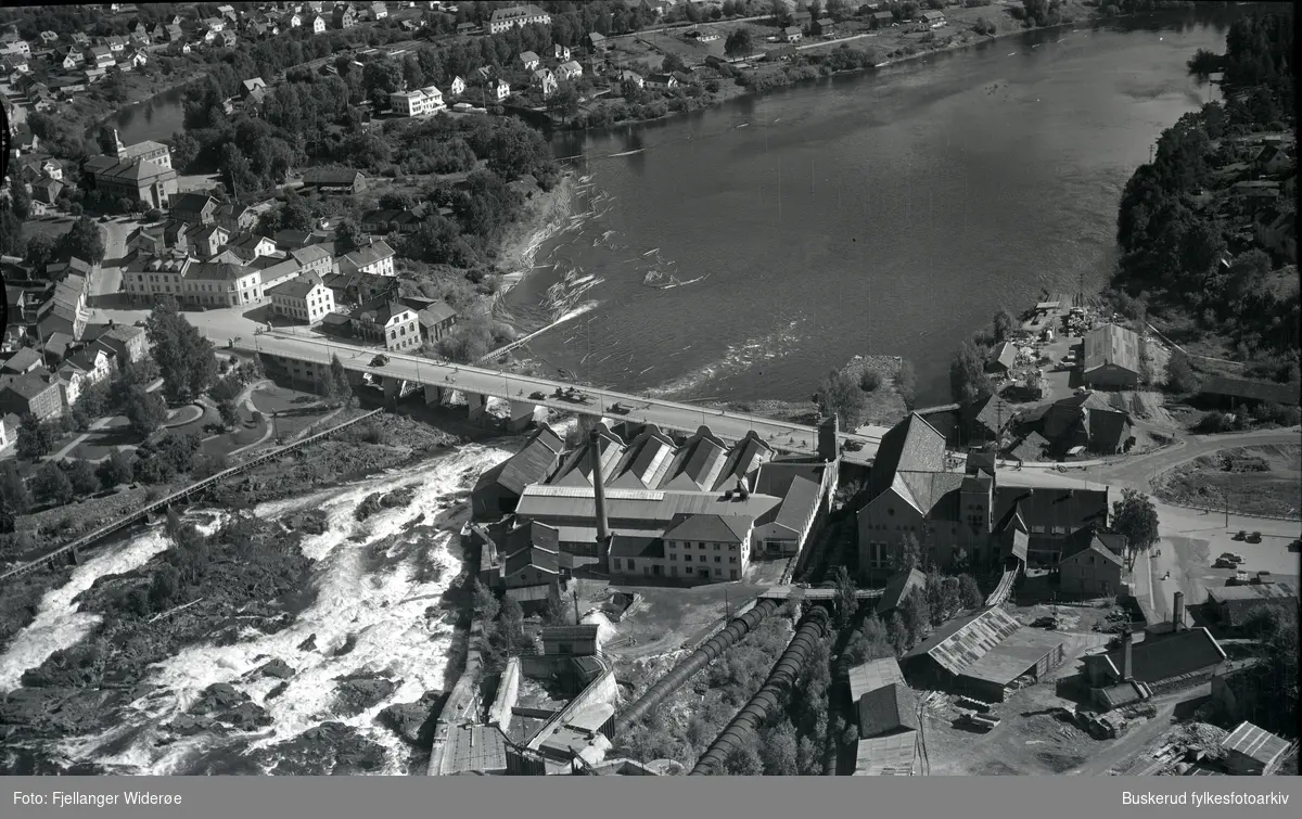 Hønefoss bru, Hønefossen, Hønefoss bruk, N. Torg, Riddengården, Hønefoss folkeskole, Nordre park, Tippen
1953