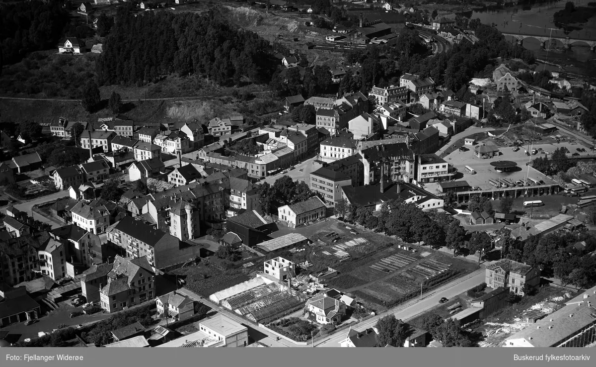 Kong Rings gate, Storgaten, S. Torg, Kongensgate, St. Olavsgate, Norderhovsgata, Stabellsgate, Fossveien, Rutebilstasjonen, Jernbanen
1953
