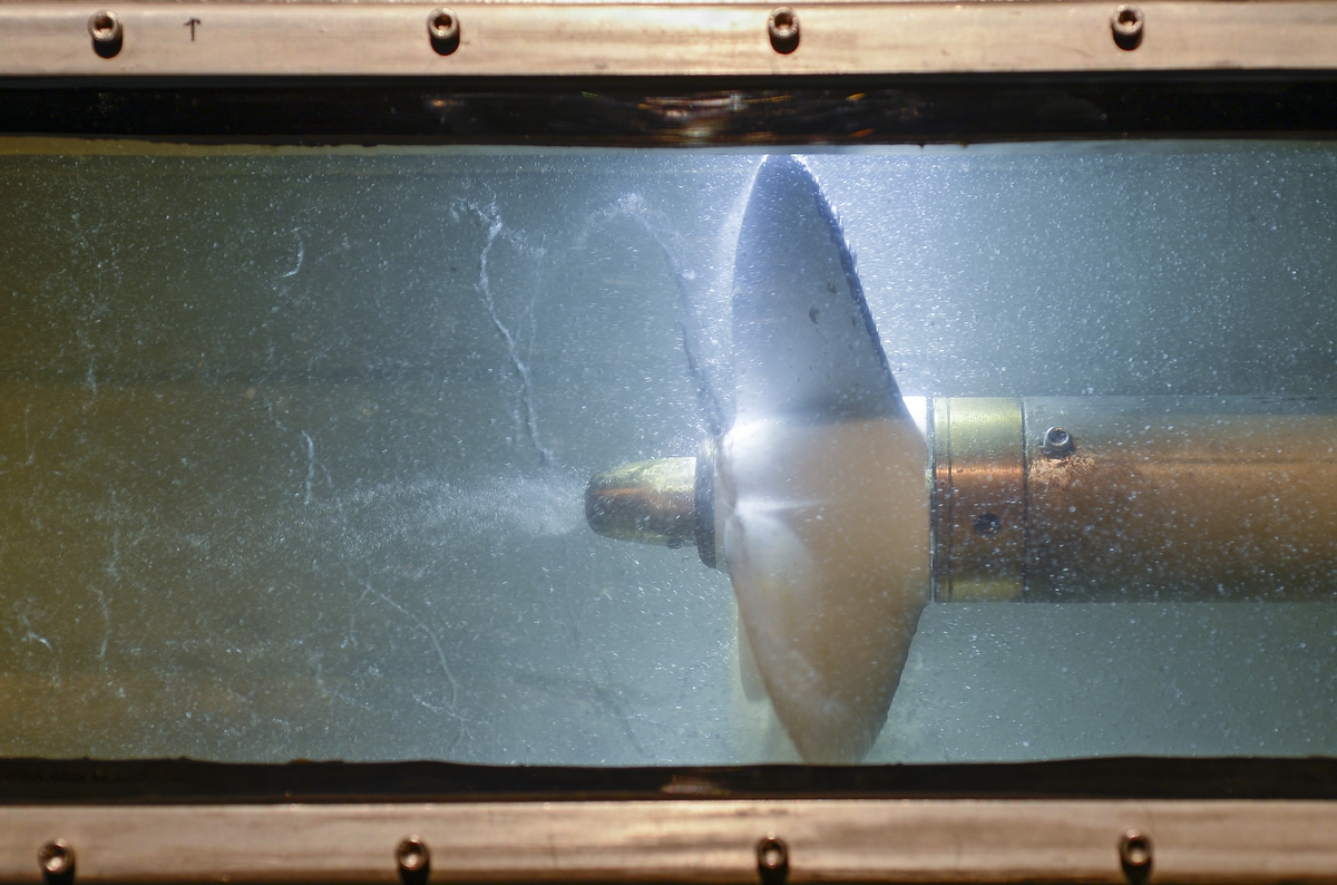Demonstration av en propellers kavitation inne i Marinmuseums ubåtshall. Kavitationstunneln.