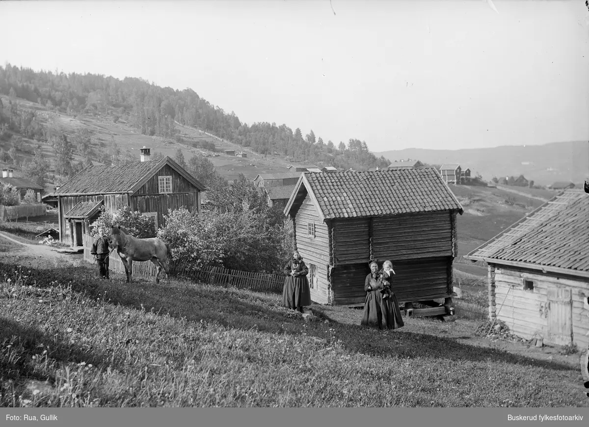 Jøran Kittilsdatter med dattersønn Kittil på armen.
Mor til Kittil er Jøran Sjursdatter .
Ole Buin og "Bronen"
Flesberg 1899