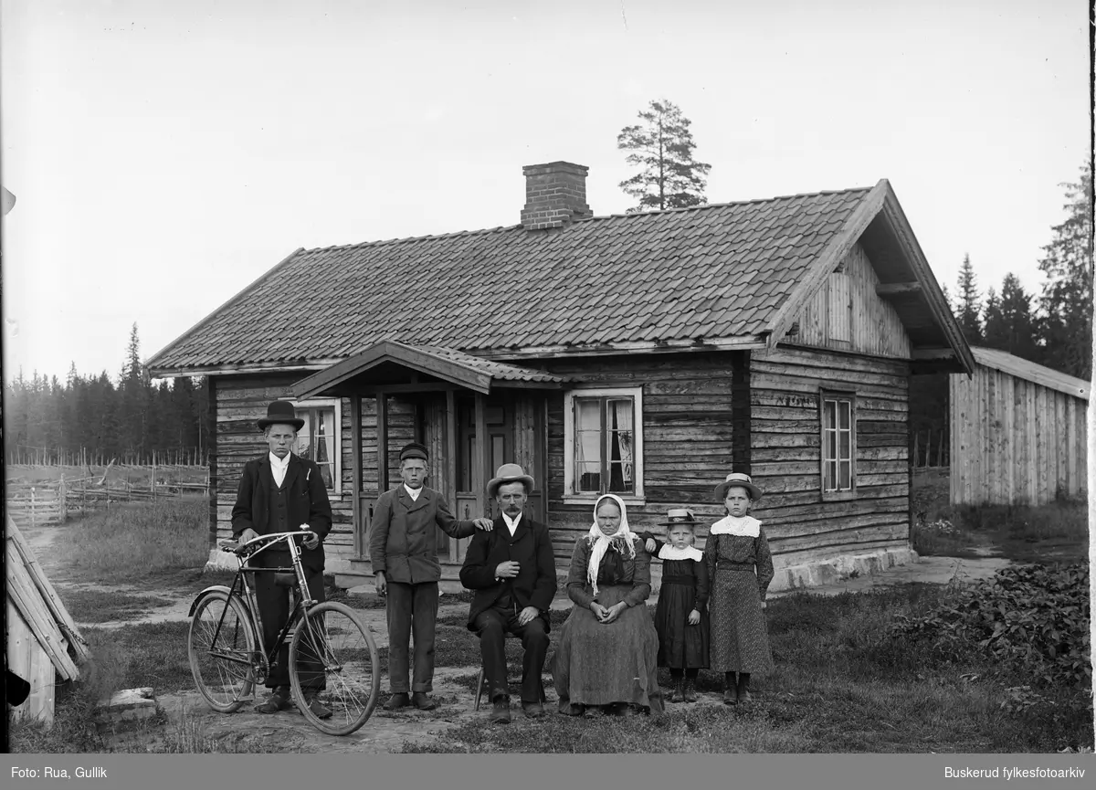 Sigvart Furuholdt på Gardemoen
Familiegruppe med mor og far og fire barn
1903
