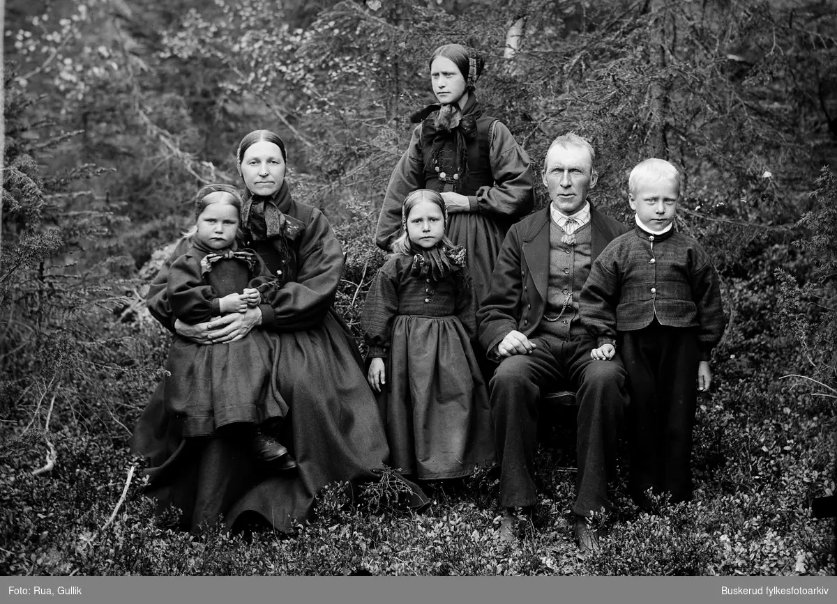 Knut Lehovd (1847-1921) og kona Marit Kristoffersd. Bakkerud (1864-1922)
Barn: Marit (1882-1964) fra første ekteskap.
Barn 2 ekteskap: Ole (1893-1960) ,Jøran (1894-1944) , Anne (1896-1942) Flesberg 1899