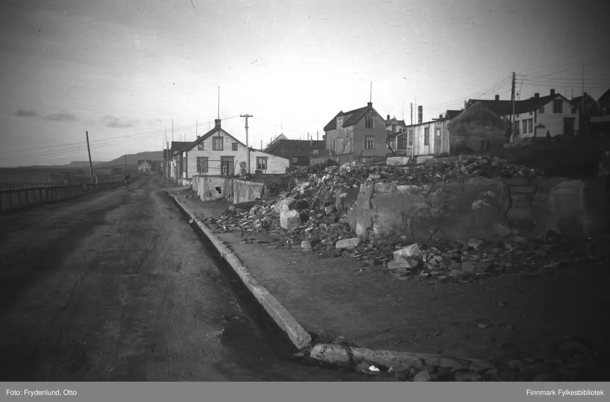 havnegata-i-vads-fotografert-mot-st-vi-ser-bolighus-som-overlevde
