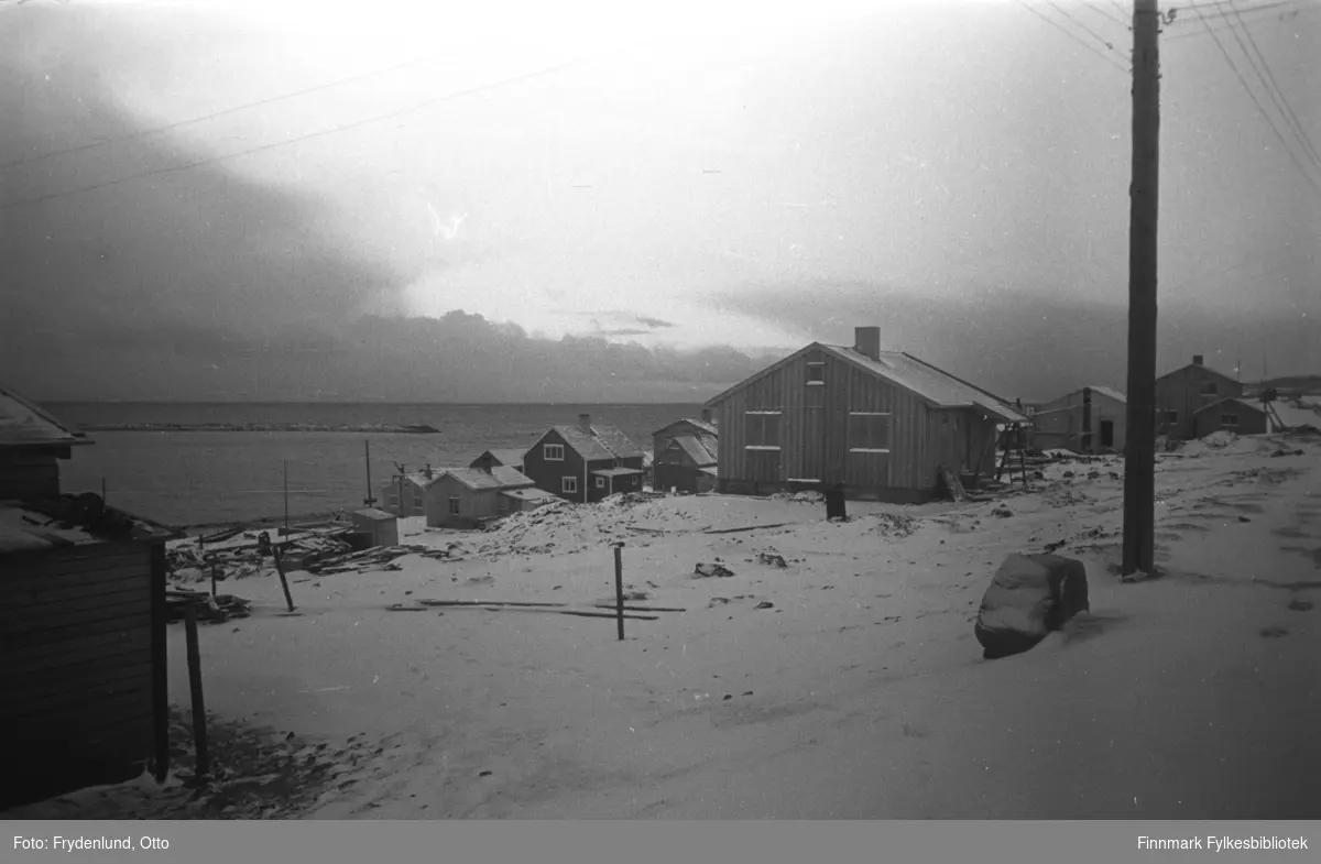 Gjenreisningshus i Vadsø 1946. Slik moloen på bildet er plassert, antar vi at dette bildet er tatt ganske langt inn i Nyborgveien, og at vi også ser bebyggelse i Elvegata og Havnegata