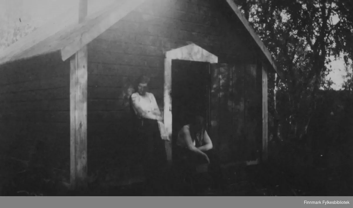 Solveig Evanger og Ella Gunnari hviler utenfor slåttehytta. Inne i hytta var det fullt av røyk som jentene trodde skulle jage myggen bort. Men det var de som måtte kapitulere og gå hjem.