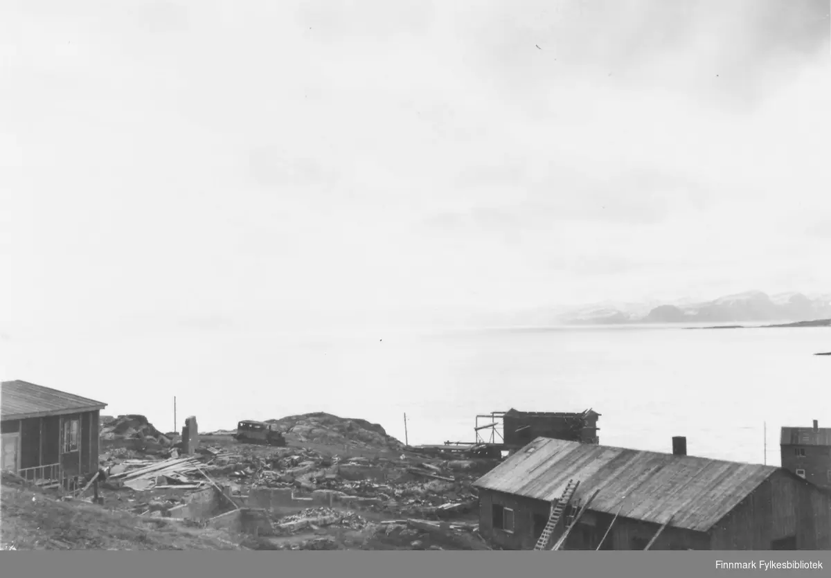 'Brakker ved fjorden i Hammerfest, juni 1946.'