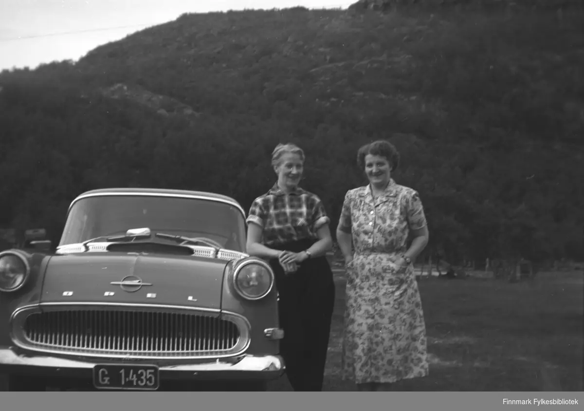 Søstrene Herlaug Mikkola og Astrid Lindseth ved Opelen (Opel Rekord 1958-60) til østerrikeren Karl Brünzus, som besøkte Mikkelsnes.