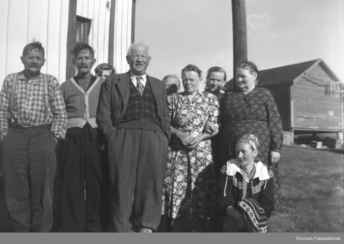 Mikkola-familien på besøk på Strømsnes ute i Neidenfjorden. Fra venstre: Arvid og Mathis Puiko, Aksel Konrad Mikkola, Marie (eller Elen) Puiko, ukjent, Kathinka Mikkola helt til høyre. Sittende foran: Marine Smuk